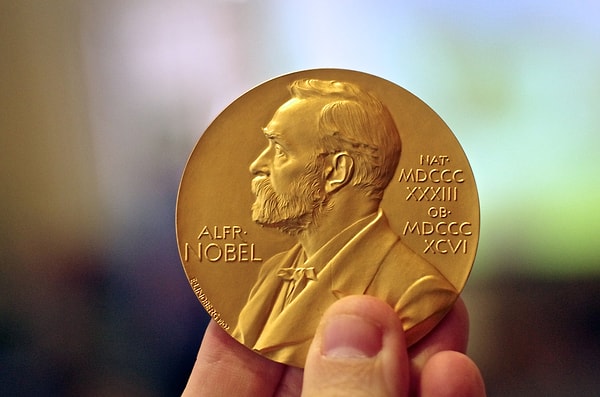 2024 Nobel Ekonomi Ödülü'nün sahibi Daron Acemoğlu hakkında atılan tweetler şöyle👇🏻