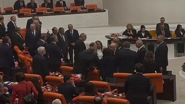 MHP lideri Devlet Bahçeli’nin geçtiğimiz günlerde TBMM’de DEM Partili vekillerle tokalaşması siyaset gündeminin bir numaralı konusu olmuştu.