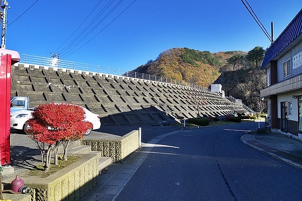 Japonya, yaklaşık 400 kilometrelik dev beton duvarlar inşa ederek bu doğal felakete karşı hazırlıklarını önemli ölçüde artırdı.