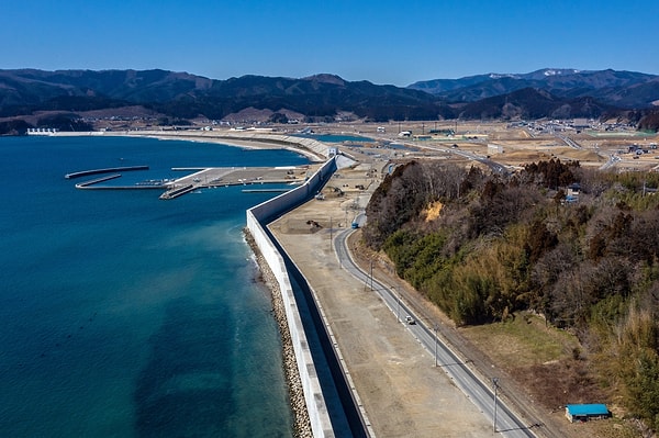 Japonya, sadece beton duvarlarla sınırlı kalmak istemiyor. Bazı uzmanlar, yeşil alanlarla entegre edilmiş tsunami savunma parkları öneriyor.