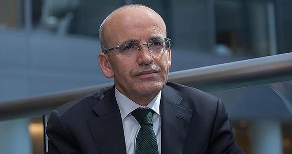 Mehmet Şimşek, kısa süre önce uygulanan %25'lik kira zammını eleştirdi. Kendisinden önce yapılan uygulamaya dair konuşan Şimşek, sınırın kalkmasını savundu.