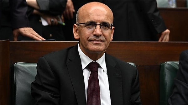 Mehmet Şimşek, yapılan bu uygulamanın enflasyona zarar verdiğini söyleyerek "Kiraya %25 sınırı getirilmeseydi, enflasyon hedefimize daha yaklaşacaktık" dedi.