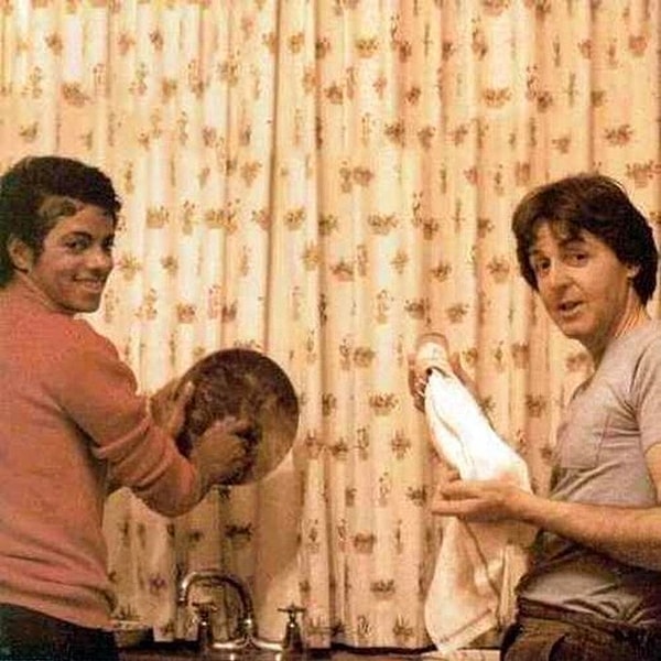 7. Michael Jackson ve Paul Mccartney bulaşık yıkarken. Zaman ne hızlı geçiyor!