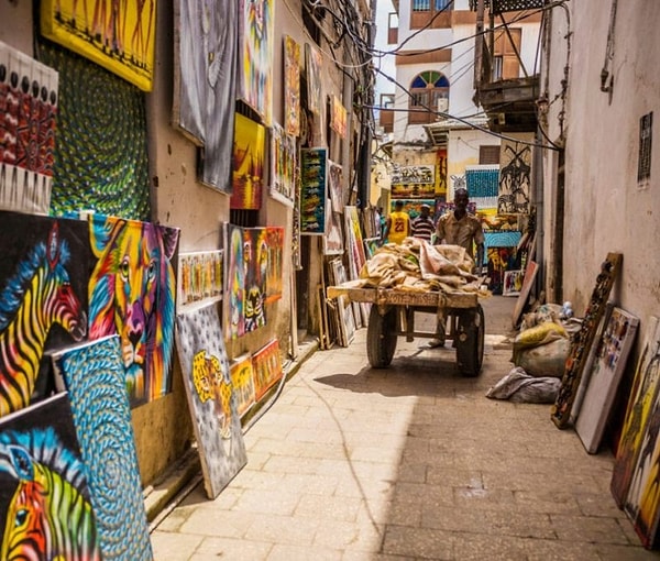 Adanın kalbinde sizi karşılayan Stone Town, tarihin ve kültürün harmanlandığı mistik bir labirent.