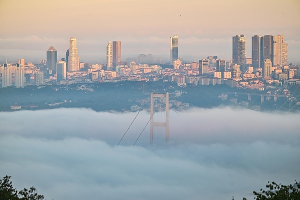 İstanbullular güne sisle kaplı bir kente uyandı. Beykoz, Çekmeköy, Sancaktepe, Sultanbeyli, Kağıthane, Üsküdar, Ümraniye, Beşiktaş, Sarıyer ve Kağıthane ilçelerinde sis etkili oldu.