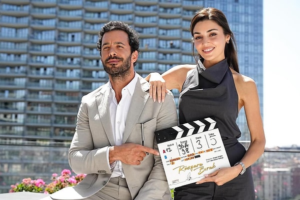 Tekrar diyoruz çünkü Barış Arduç ve Hande Erçel geçtiğimiz yaz 'Rüzgara Bırak' filminde başrolü paylaşmıştı. İkili röportajlarda sık sık "başka bir projede tekrar bir arada olmak istediklerini" dile getirmişti.