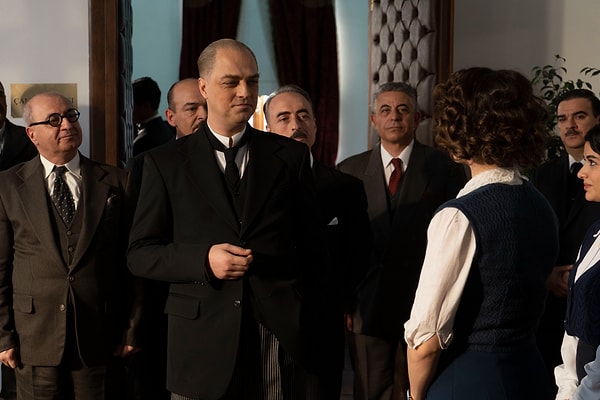 Oyuncu kadrosunda Salih Bademci, Ahmet Rıfat Şungar, Melis Sezen, Birce Akalay, Okan Yalabık, Mehmet Özgür ve Şifanur Gül gibi harika oyuncuların olduğu filmde Ertan Saban, Atatürk'ü canlandırıyor.