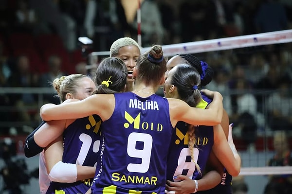 Geçen sezonun Sultanlar Ligi şampiyonu Fenerbahçe Medicana, birinci seti 25-23 önde bitirdi.