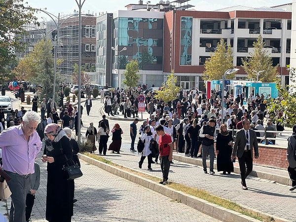 "Bu tür detayların önleyici tedbirlerle giderilmesi amacıyla ilimiz genelindeki tüm resmi, özel ve yaygın eğitim kurumlarında eğitim-öğretime 17 Ekim 2024 Perşembe günü itibarıyla 1 gün süreyle ara verilmiştir. Çocuklarımızın ve tüm vatandaşlarımızın güvenliği en önemli önceliğimizdir. Depremden etkilenen tüm vatandaşlarımıza geçmiş olsun dileklerimizi iletiyoruz. Gerekli tüm önlemler alınmış olup, ekiplerimiz sahada çalışmalarını titizlikle sürdürmektedir."