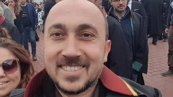 Avukat Emrah Özmekik’in ofisinde çalışan bir personel de gözaltına alındı. Ofisteki bilgisayarı incelenen personel de serbest bırakıldı. Avukat Özmekik, hem yanında çalışan personelin hem de meslektaşı Ömer Uras Kayahan’a ait incelenen telefon ve bilgisayarlarda herhangi bir suç unsura rastlanmadığını söyledi.