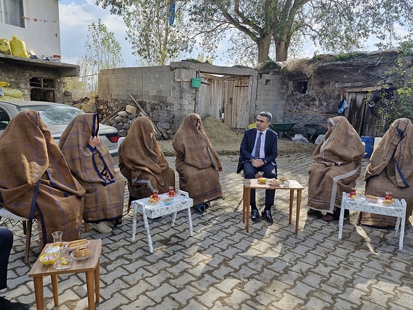 Fotoğraflarda kadınların giydikleri kıyafet ise dikkatlerden kaçmadı. Kadınların bu kıyafetler içinde sadece gözleri görünüyordu.