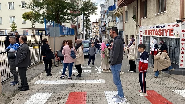 Kocaeli’nin Karamürsel ilçesinde bulunan Atatürk Ortaokulu’nda cıva felaketinden kıl payı dönüldü. Deney sırasında kullanılacak olan bir cıva tüpü yere düşüp kırıldı.