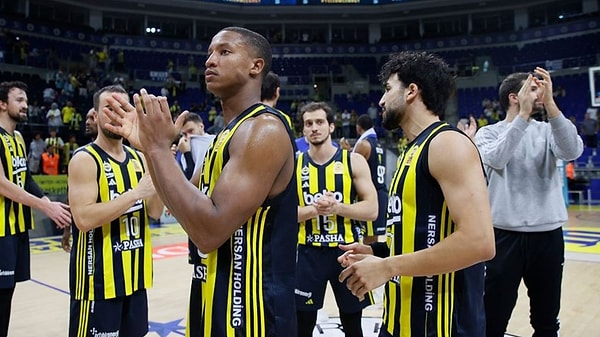 Fenerbahçe’den yapılan açıklamada, “Müsabakaya yerel otoriteler tarafından bu müsabakanın oynanmasına izin verilen, ilgili tarihte uygunluğu bulunan ve EuroLeague müsabaka kriterlerini karşılayan Litvanya’nın Kaunas şehrindeki Zalgirio Arena’nın ev sahipliği yapmasına karar verilmiştir.” dendi.