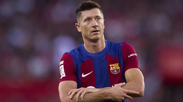 2022 yazında Barcelona'nın Bayern'den kadrosuna kattığı Lewandowski için Barcelona, kendisini Lewa'nın menajeri olarak tanıtan Zahavi isimli birine 1 milyon Euro ödedi.