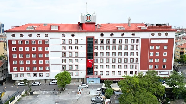 “Sanıklar arasında Haliç Üniversitesi Tıp Fakültesi Avcılar Hospital Hastanesi Başhekimi Prof. Dr. Fetin Rüştü Yıldız de yer alıyor. Ancak hastanenin sahibi eski Sağlık Bakanı Mehmet Müezzinoğlu hakkında ise hiçbir işlem yapılmamış. Oysa çetenin Avcılar Hospital’ın yenidoğan servisinin işletmesini almasından Müezzinoğlu’nun haberinin olmaması mümkün değil.  Mehmet Müezzinoğlu’nun hastanesinde ölen bebeklerden biri de Kerem Muhammet Tokluoğlu. 37 hafta gebelik sonucunda 18 Ağustos 2024 tarihinde ikinci ikiz eşi olarak 1,640 kg doğdu ve aynı gün hayatını kaybetti. “