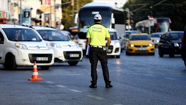 "Küçüksu Caddesi, Cuma Yolu Caddesi, Körfez Caddesi, Mehmet Ali Birand Caddesi, Okul Caddesi, Fatih Sultan Mehmet Caddesi, Orhan Veli Kanık Caddesi, Nazım Sokak, Hekimbaşı Çiftlik Caddesi, Göksu Caddesi, Atatürk Caddesi, Cumhuriyet Caddesi, Çengeldere Caddesi, Polonezköy Yolu, Seyri Caddesi, Ayazma Caddesi, Trabzon Caddesi, Seniye İsmail Hanım Caddesi, Meraşal Mustafa Kemal Caddesi, Meftun Caddesi, Şehit Levent Birgen Caddesi, Şehit Mehmet Ali Şener Caddesi, Riva Caddesi, Paşabahçe Polonezköy Yolu, Yeni Riva Yolu, Kavacık Kavşak, Mihrişah Valide Sultan Caddesi."