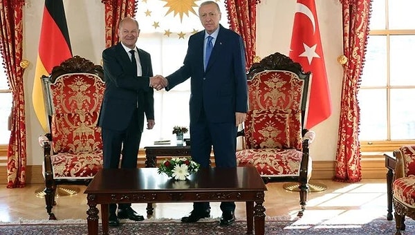 Cumhurbaşkanı Recep Tayyip Erdoğan, Almanya Başbakanı Olaf Scholz ile Dolmabahçe'de yer alan Çalışma Ofisi'nde görüştü.