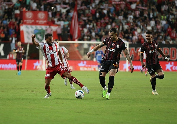 Alex de Souza yönetimindeki Antalyaspor'a üstün bir oyun oynayan Galatasaray sahadan üç puanla ayrıldı.