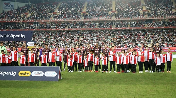 Süper Lig'de lider konumunda bulunan Galatasaray, 9. haftada Antalyaspor'a konuk oldu.