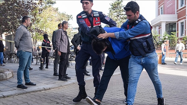 İddianamede, bir kişinin çalıştığı hastaneyi CİMER'e şikayet etmesiyle ilgili şüpheliyle arasında geçen konuşmalar da yer aldı: 👇