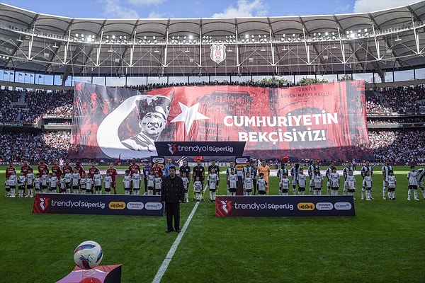 Beşiktaş tribünleri Konyaspor maçı öncesi "Cumhuriyetin Bekçileriyiz" koreografisiyle büyük beğeni topladı. Beşiktaş da Cumhuriyet Bayramı'na özel bir forma giydi.