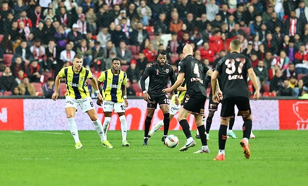 Deplasmanda Samsunspor ile 2-2 berabere kalan Fenerbahçe zirve yarışında büyük yara aldı. Taraftar isyan ederken yorumcuların da hedefinde Mourinho ve Ali Koç vardı.