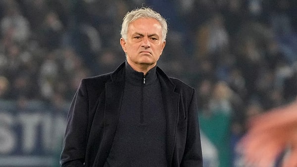 Fenerbahçe'nin mağlubiyetini teknik direktör Jose Mourinho'nun taktik hatasına bağlayan Çakar, "Jose Mourinho adlı şahıs artık emeklilikte yaşa takılanlar statüsünde. Git Portekiz’e torun besle. Sen hoca moca değilsin. Sen hocalık vasıflarını kaybetmiş bir adamsın." diyerek Tarlabaşı pavyonları benzetmesinde bulundu.