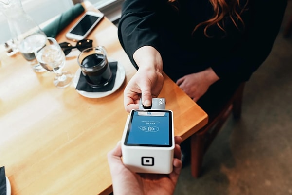 Cashless Effect kavramı, ilk olarak 1979'da Pazarlama ve Ekonomi Teorisyeni Elizabeth Hirschman tarafından tanımlandı. Hirschman, o yıllarda bir mağaza zincirinin müşterilerini inceleyerek bir araştırma yaptı. Bu araştırmada, en fazla para harcayan müşterilerin, kredi kartıyla harcama yapanlar olduğunu tespit etti. İşte, olayın çıkış noktası da burası!