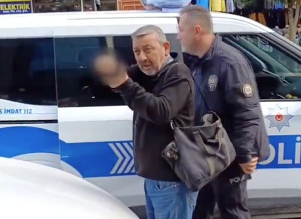 Olay yerine gelen polis, İ.Ç.’yi merkeze götürmek istediğinde, satıcı gazetecilere el hareketi yaparak tepki gösterdi.