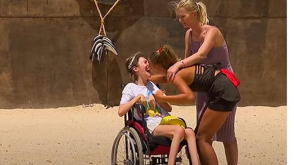 İlk olarak Survivor'da gördüğümüz kardeşi Cansu konusunda çok hassas olduğunu her fırsatta dile getiren Aleyna, kardeşinin uzun saatler süren uçak yolculuğunun ardından Dominik'e gelmesi sebebiyle eleştirilere maruz kalmıştı.