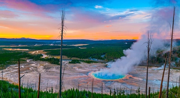 Yellowstone Mlli Parkı, içerisindeki çok büyük gayzerler ile tanınır. Öyle ki Dünya'daki sıcak su kaynaklarının yarısı bu bölgede bulunuyor.