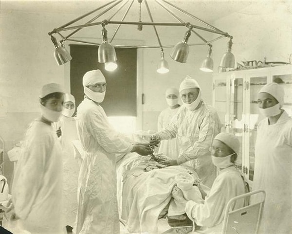 Şakayla karışık söylenen bu cümle gerçek oldu, doktor Brinkley çiftçiye keçi testisi nakletti.