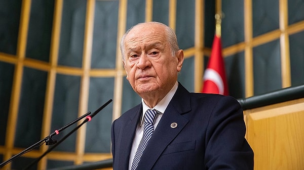 Bahçeli, kıyasıya eleştirdiği Erdoğan ile yaptığı ortaklıktan sonra eleştiri oklarını başta eski ortağı CHP olmak üzere, CHP etrafında şekillenen Millet İttifakı partilerine yöneltiyordu. Erdoğan'ın "müspet" adaylığını Erdoğan adaylık dahi açıklamadan destekleyeceğini zikrediyordu.