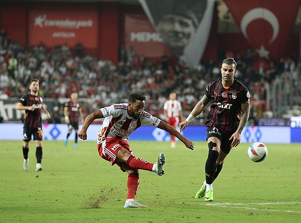 Galatasaray, Süper Lig'in 9. haftasında Antalyaspor'a konuk olmuş, sahadan 3-0'lık galibiyetle ayrılmıştı.