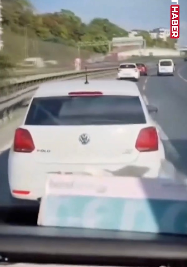 Ambulans aracın arkasında yer almasına ve yol istemesine rağmen dikkate almayan sürücü ambulansın içindeki görevliler tarafından cep telefonuyla videoya alındı.