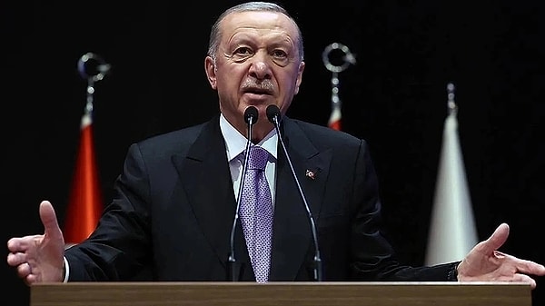 Cumhurbaşkanı Erdoğan, MHP lideri Bahçeli'nin terörist başı Abdullah Öcalan için yaptığı çağrıya üstü kapalı destek verdi. Erdoğan, "Cumhur İttifakı tarafından açılan tarihî fırsat penceresinin, kişisel hesaplara kurban edilmemesini ümit ediyoruz" ifadelerini kullandı.