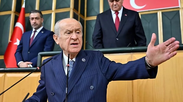 Kullandığı aksesuarlarla gündeme gelen Bahçeli'nin bu kez Oğuz Kaan mührünün olduğu rozeti takması  dikkat çekti.