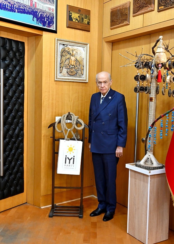 MHP kaynakları, Dervişoğlu’nun attığı urganı makam odasına atmak istediğini belirterek urganı istedi. İYİ Parti ise Bahçeli’nin isteği üzerine urganı İYİ Parti poşeti içinde gönderdi.