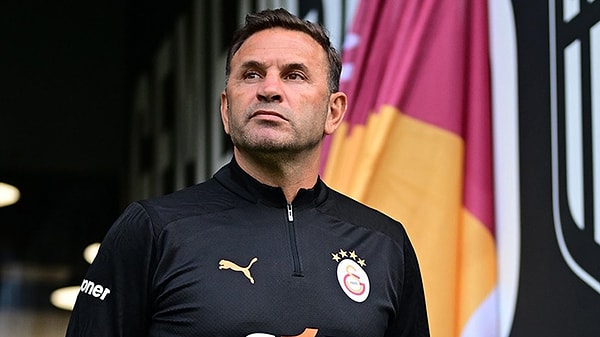 Maça dakikalar kala iki takımın ilk 11'leri belli oldu. Galatasaray'ın üçlü savunma dizilişiyle maça çıkacak olması dikkat çekti.