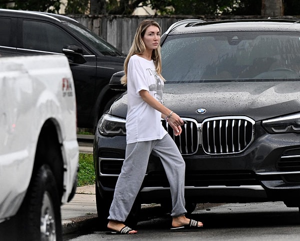 Caught by paparazzi, Cassidy was photographed while shopping, wearing a serious expression, gray sweatpants, slippers, and a loose t-shirt.