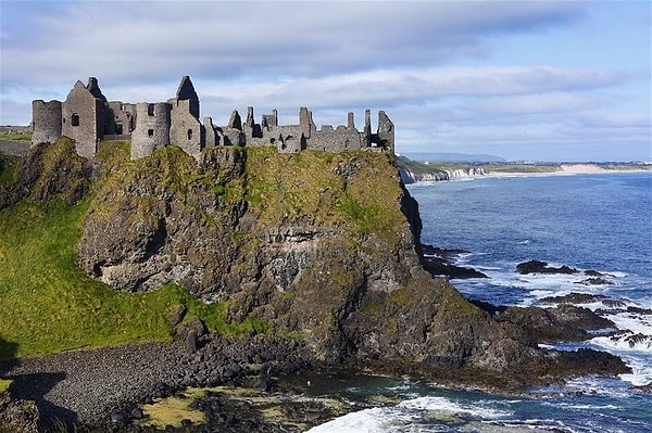 4. Ortaçağ dönemi kalıntısı olan Dunluce Kalesi, hangi ülkede yer almaktadır?