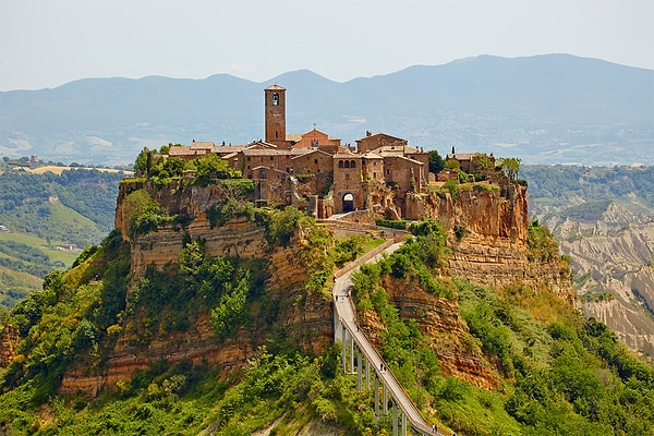 8. Tepe üzerinde yer alan ve "ölmekte olan kasaba" olarak bilinen Civita di Bagnoregio, hangi ülkededir?