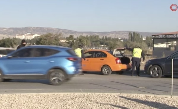 Giren her araç için kimlik kontrolü gerçekleştiren ekipler, ticari taksiler için ise daha kapsamlı arama yaptı.