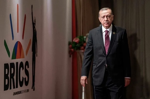 Alçak terör saldırısı nedeniyle başsağlığı dileyen ülkelere teşekkür eden Erdoğan, “Küresel bir adil düzen ve kalkınma ancak sınırlarımız ötesinde huzur ve güvenliğin tesisiyle mümkün olabilir" açıklamasında bulundu.