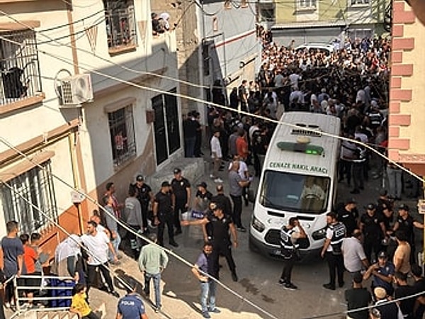 12. Gaziantep'te yaşayan Ahmet Demir, 30 yaşındaki eşi Emine Demir, kızı 5 yaşındaki Azra, 4 yaşındaki oğlu Yusuf Eymen, 11 yaşındaki kızı Medine ve 6 yaşındaki kızı Edanur'u silahla öldürdükten sonra aynı silahla hayatına son verdi.