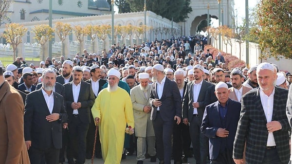 Milyon liralık araçlara binen, lüks içinde yaşayan Menzil şeyhi ve kardeşlerinin miras kavgası geçen günlerde kameralara yansımıştı.