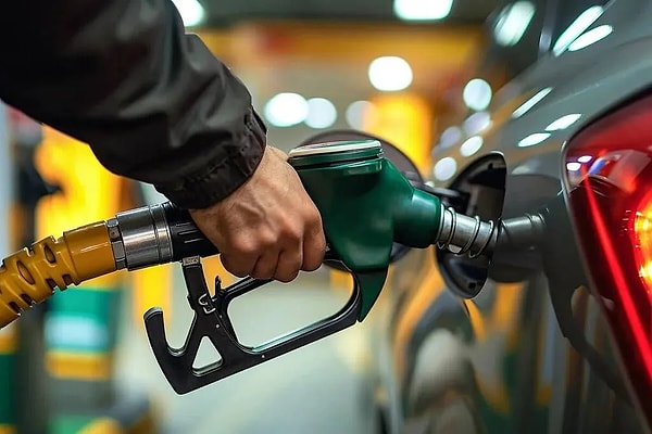 Brent petrol fiyatları ve dövizdeki değişikliklerle birlikte güncel benzin, motorin ve LPG (akaryakıt) fiyatları gündemdeki yerini koruyor.