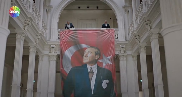 Geleneği bu 29 Ekim'de de bozmayan Kızılcık Şerbeti, Ünal şirketine Türk bayrağı asılan sahnede Atatürk'e minnetimizden söz etmeden geçmedi.