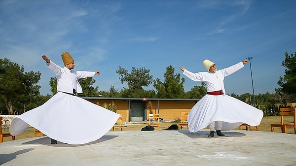 Semazenlerin, buz dansı yapan sporcuların ve balerinlerin uzun süre dönmelerine rağmen baş dönmesi hissetmemelerinin bir sırrı da fizyolojide gizli.