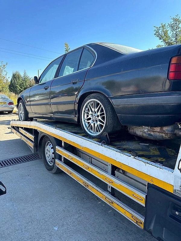 Şırnak Şerafettin Elçi Havalimanı'nın otoparkında unutulan milyonluk otomobiller hayrete düşürdü. Unutulan Mercedes ve BMW marka yabancı plakalı 2 otomobil, Gümrük Müdürlüğü'ne gönderildi.